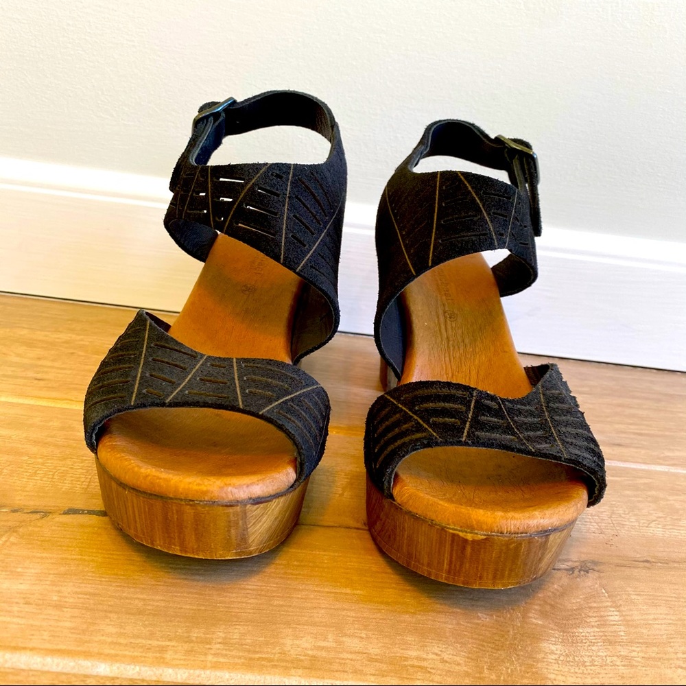 Black strappy suede heeled women’s sandal. Size 7 - Picture 8 of 12